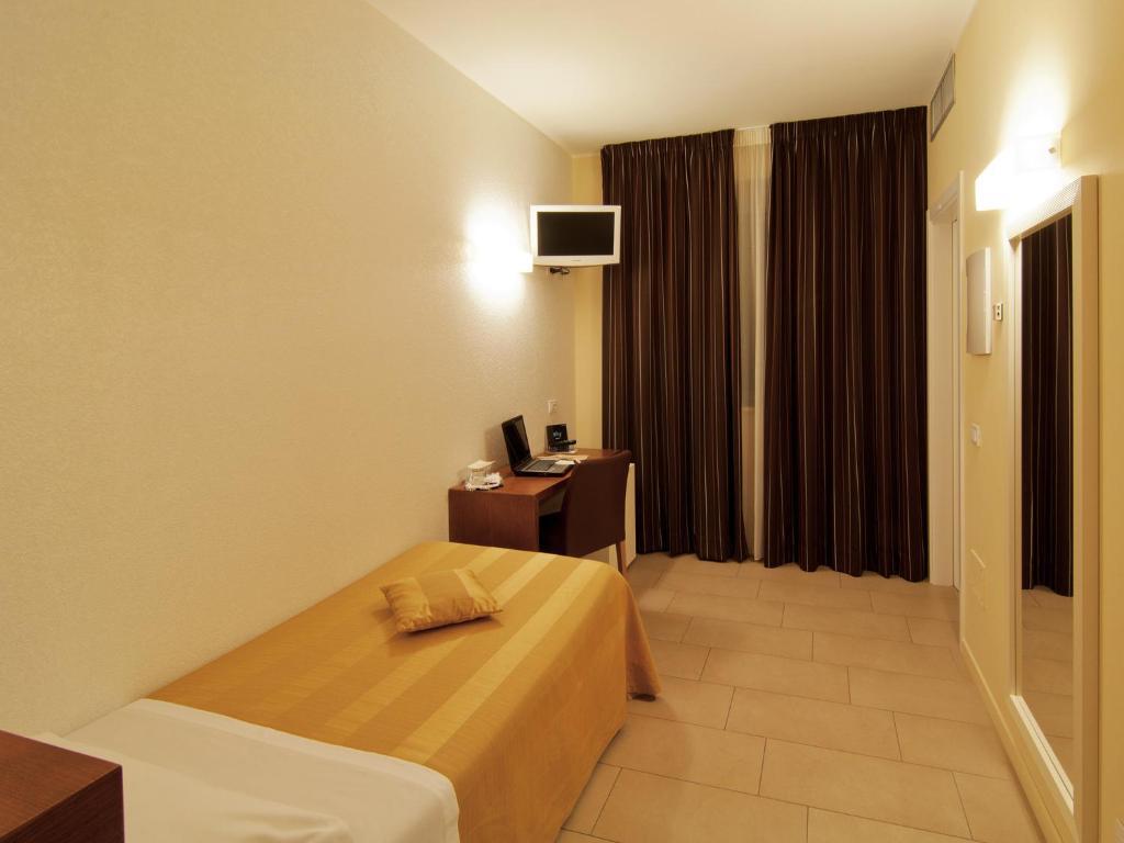 Hotel Cluentum Tolentino Cameră foto